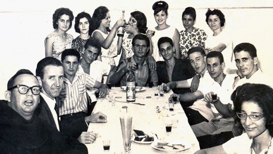 1964: Festa de Congregados e Filhas de Maria. Carlos é o 4.º sentado, da esquerda para a direita.