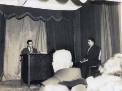 1967: Frei Cosme (centro de costas) acompanha peça teatral com os ''Atores'' Carlos (esquerda) e Dalmo (direita).