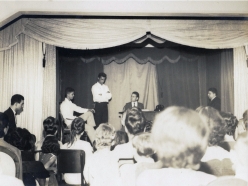 1967: Peça Teatral no Valongo: Carlos (ao fundo, sentado à mesa com telefone).  À esquerda (de perfil, em pé) o ''Roteirista'' Roberto.