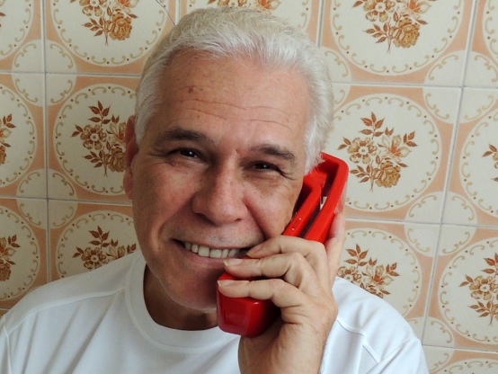 Outubro/2014: Carlos, na sua residência, em Santos, papeando ao telefone com um amigo.