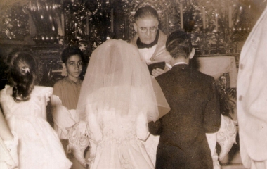 Maio/1961: O coroinha Clodoaldo ajudando Frei Cosme, durante um casamento