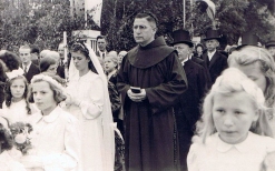 1950: Durante a primeira visita à Alemanha, como Frei, durante uma cerimônia de Primeira Comunhão