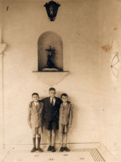 1950: Largo de São Francisco - São Paulo/Capital. A caminho do Seminário de Guaratinguetá. Ildete à direita, com seu irmão Irineu à esquerda. No centro um colega de seminário.