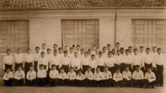 1952: Seminário de Frei Galvão, em Guaratinguetá. Na 1.ª fila (em pé) Ildete é o 8.º da esquerda para a direita.