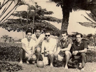 1965: Grupo de Congregados do Valongo, em passeio pela orla da praia de Santos. Da direita para a esquerda: Ildete (Amigo 28), Alfredo (Amigo 24) e German (Amigo 3).