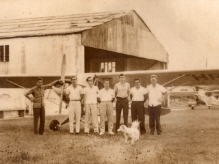 1964: Ildete (2.º da esquerda para a direita), com seus amigos de asa.