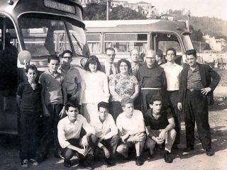 1964: Grupo de Romeiros do Valongo, em Aparecida, liderados pelo vigário Frei Alfredo. Agachados: O 1.º à direita é José Auro, enquanto o 1.º à esquerda é Flávio (Amigo n.º 4).