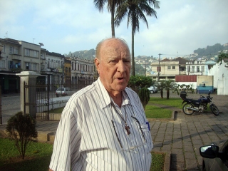 2012: Leopoldo no pátio de entrada do querido Santuário do Valongo. Ao fundo, longe, o seu Morro de São Bento.