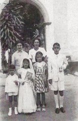 1951: Dia da Primeira Comunhão - na frente, os irmãos: Osni (o menor), Osmarli, Osmarina e Osmar - atrás, à esquerda: a mãe Marina e a Professora Regina Helena Martins