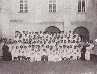 1951: Dia 11 de setembro - Turma da Primeira Comunhão com 100 Participantes - sentados na primeira fila: o primeiro à esquerda é Frei Cosme, no centro Osni, o irmão de Osmarina como mascote da turma e na extremidade direita, Frei Valdomiro, Vigário na época